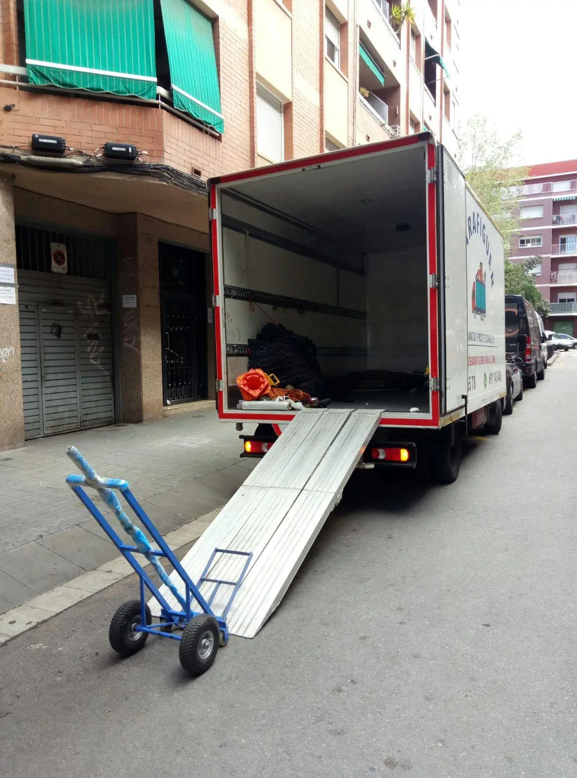 mudanzas económicas Barcelona — cajas y muebles listos para transportar