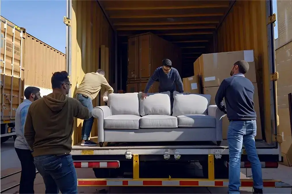 transporte de muebles Barcelona — armario grande siendo bajado en furgoneta