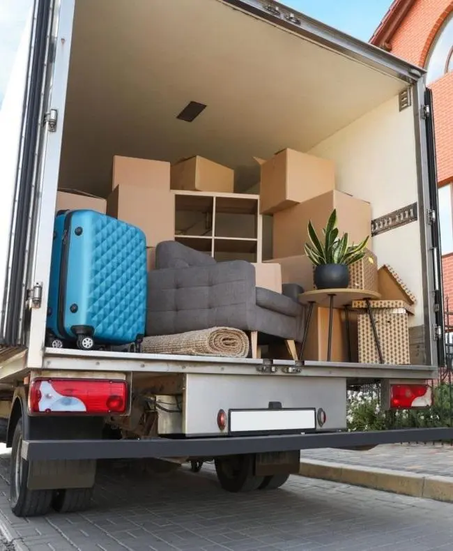 empresa de transporte en Barcelona — furgoneta en calle estrecha del centro